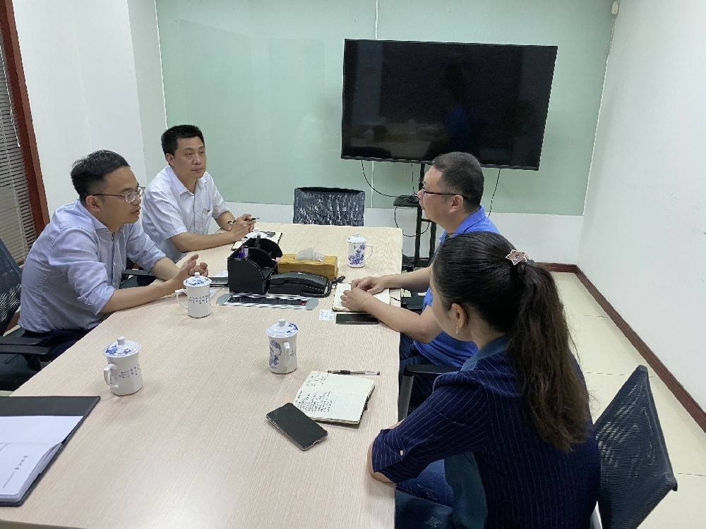 无锡市工信局领导来吉林鸿飞美容院管理有限公司科技开展“三联三解”活动
